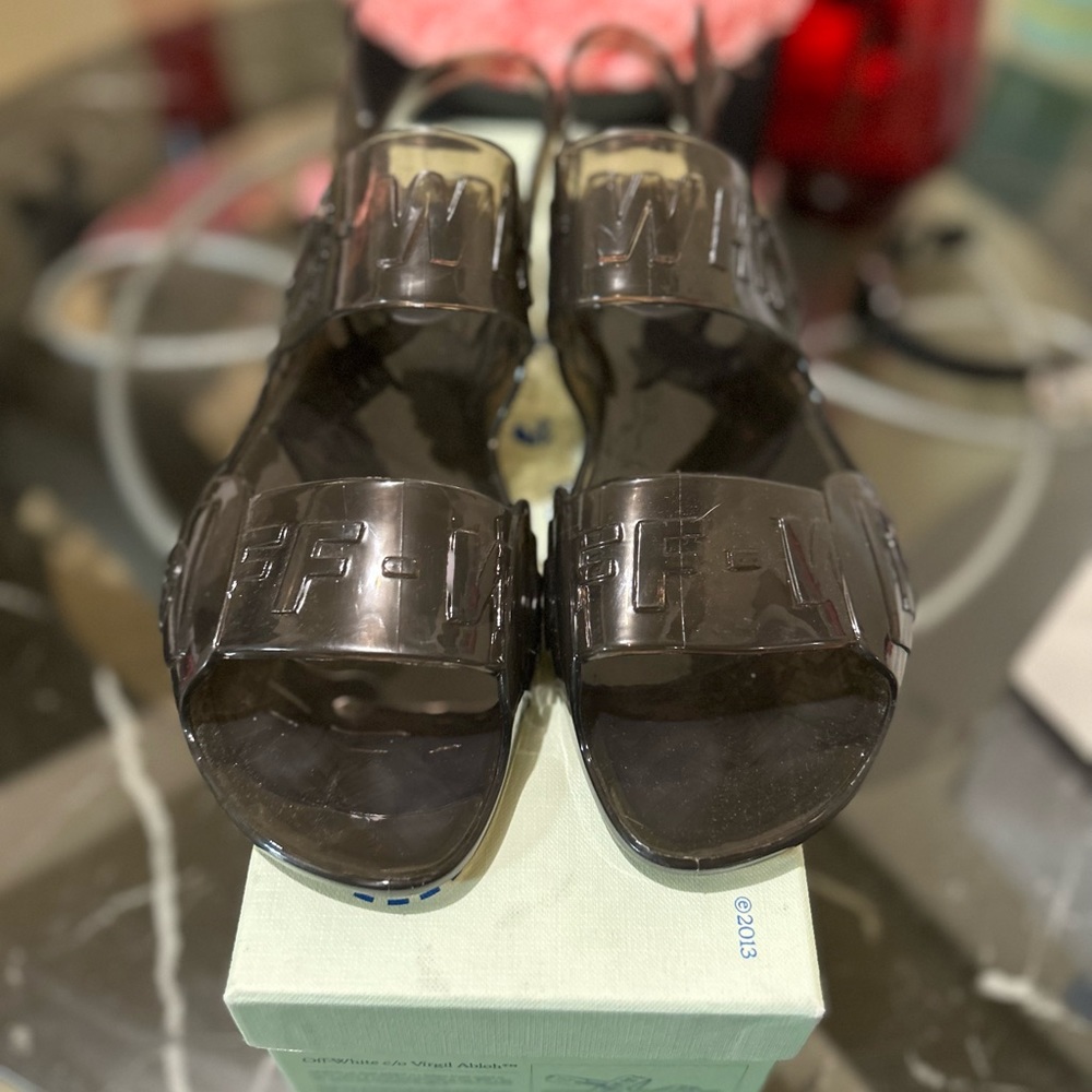 Like NEW women off white jelly sandals. Size 39/9 only worn once.